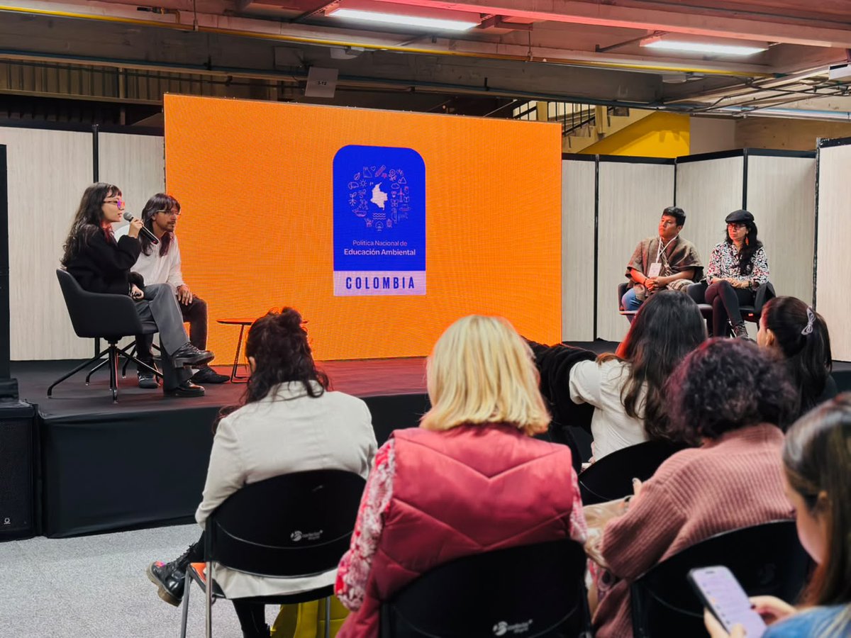 MinAmbienteCo's tweet photo. 🌿📚 ¡Presentamos en el #FIMA2026 la actualización de la Política de Educación Ambiental!

La Subdirección de Educación y Participación del @MinAmbienteCo, junto con el @Mineducacion, lideró un espacio para reconocer el valor del trabajo colectivo que hizo posible la actualización de la Política Nacional de Educación Ambiental, una hoja de ruta que responde a los desafíos actuales al incorporar la acción climática, la justicia ambiental, la interculturalidad, los saberes ancestrales y la construcción de una paz con la naturaleza.

🌎💚Así fortalecemos el compromiso de las nuevas generaciones con la sostenibilidad y el cuidado del planeta.

Conoce la política aquí🔗https://t.co/aytcaNM1DD