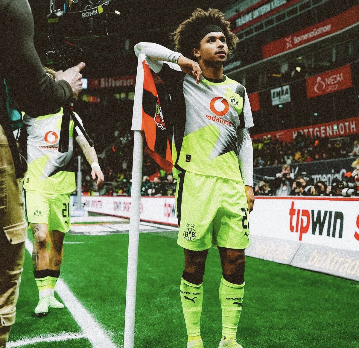 _BeFootball's tweet photo. 🚨🚨💣 HERE WE GO, KARIM ADEYEMI 🇩🇪 SIGNE AU BARÇA !!!!!!! 💙❤️🤯

MONTANT : 22 M€ + 7 M€ de bonus en cas de titre et d’un nombre minimum d’apparitions.

Adeyemi va signer pour 5 ans, IL NE VOULAIT QUE LE BARÇA.

(@FabrizioRomano) https://t.co/VlP21spdui