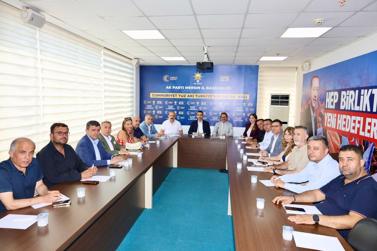AdemAldemir33's tweet photo. 📍 AK Parti Mersin İl Başkanlığı

Mersin Ekonomi Platformu Başkanı Sayın Hakan Kayacı ve Yönetim Kurulu Üyelerini İl Başkanlığımızda ağırladık.

Ziyaret kapsamında; Mersin'imizin ekonomik potansiyeli, üretim, yatırım ve istihdamı güçlendirecek çalışmalar üzerine verimli istişarelerde bulunduk.

Şehrimizin tüm dinamikleriyle ortak akıl ve iş birliği anlayışı içerisinde hareket ederek; üretimi destekleyen, yatırımı teşvik eden ve kalkınmayı önceleyen çalışmaları kararlılıkla sürdürmeye devam edeceğiz.

Nazik ziyaretleri ve kıymetli katkıları için Sayın Hakan Kayacı'ya ve Yönetim Kurulu Üyelerine teşekkür ediyoruz.