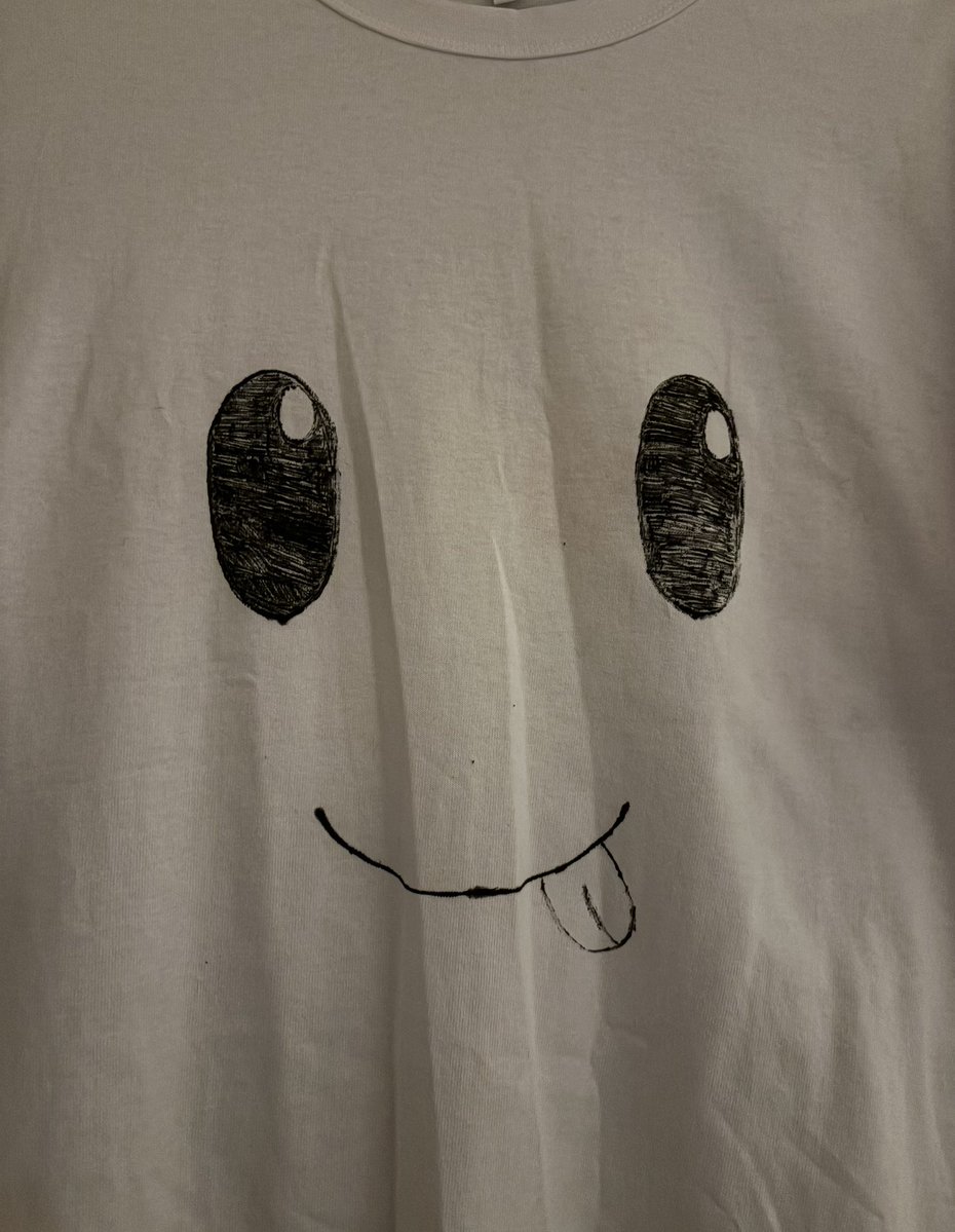 3710_to's tweet photo. 7/10  ニコニコDay！！

個人的に、マイスヌ史上一番「？？？」な
特別衣装Dayだったけど⋯！

結果的にめっちゃ良い思い出になった！
君のニコニコで今日も幸🙂
応援ありがとう🪄

そして例のネミー君は⋯！
背中でAをかじってました！

これからもニコニコ笑顔でいてね🐰
#メンズアイドル
#マイスヌ https://t.co/YAts1ebSML