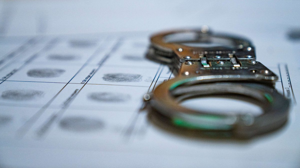 mossos's tweet photo. 🔗 Detenim dos homes que acabaven de robar-li violentament la cartera a un home gran a Badalona. 

Els localitzem quan accedien a un edifici i recuperem els diners. Acumulen 21 antecedents per fets similars. https://t.co/wANAxgxKhb