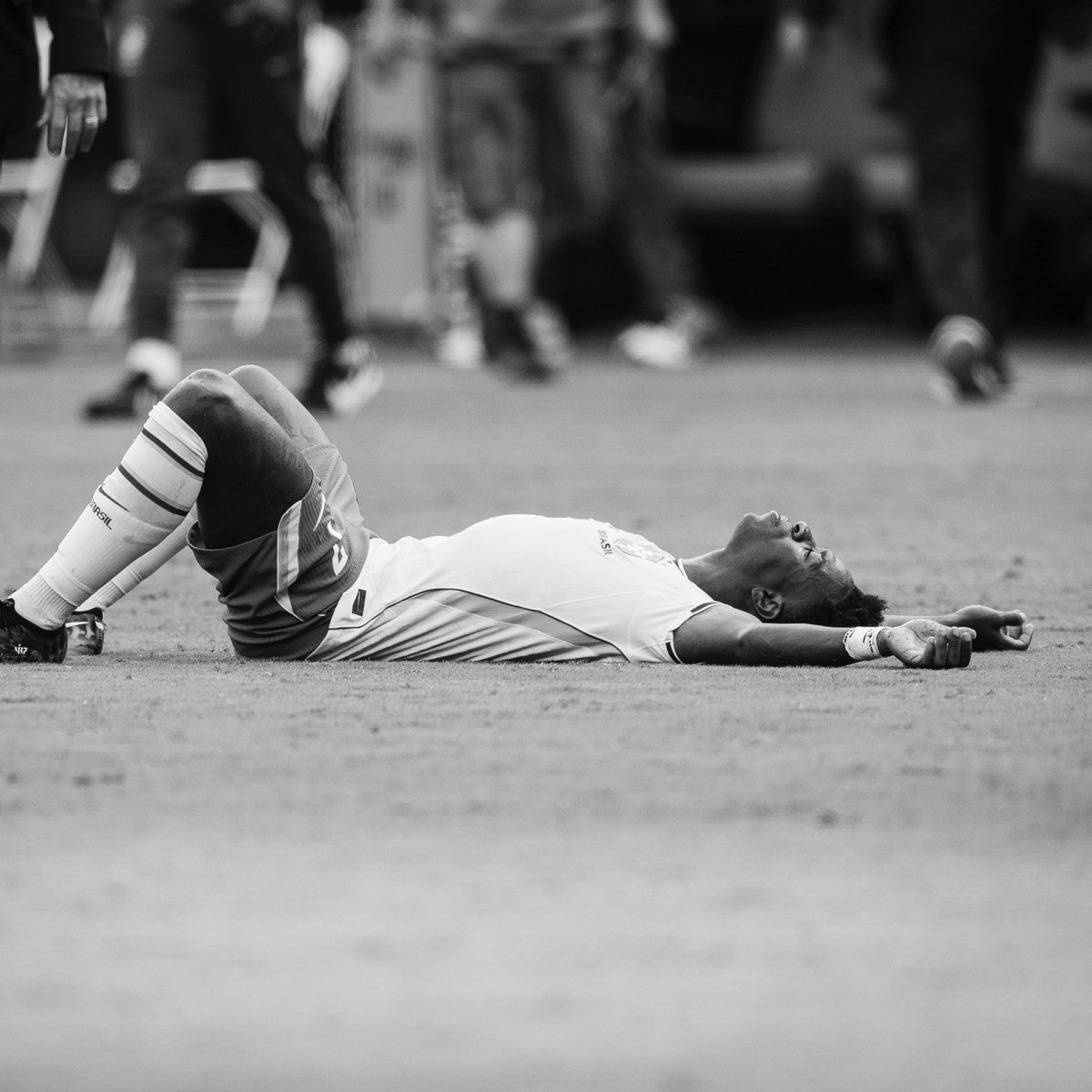 tracklist's tweet photo. O jogador Vini Jr. se pronunciou após a eliminação do Brasil na Copa do Mundo 2026:

“A sensação de frustração é absurda. Tínhamos um grupo forte o suficiente para fazer mais e não conseguimos.

Peço desculpas e lutarei pelo nosso sonho de voltar ao topo do mundo.” https://t.co/XnlUtMSHXo