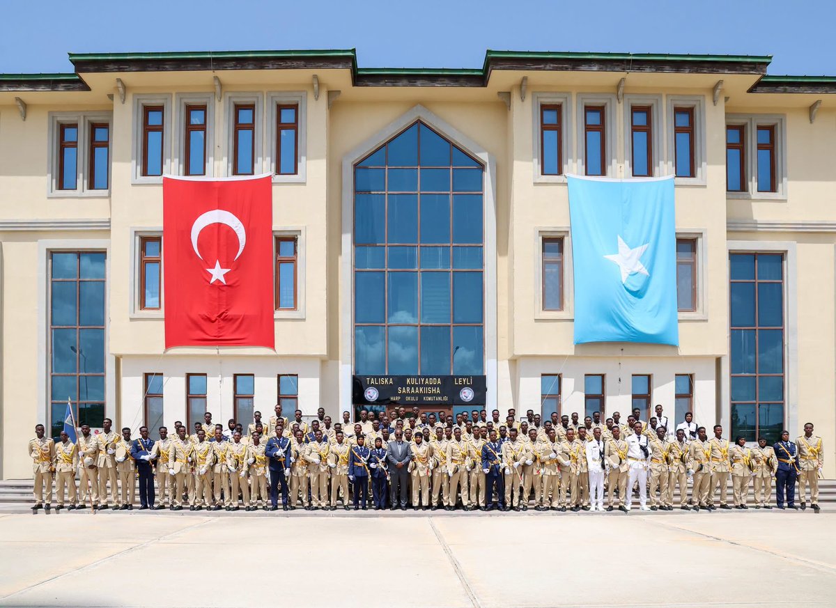 TheVillaSomalia's tweet photo. President @HassanSMohamud presided over the graduation ceremony of Somali National Army (SNA) officers who successfully completed their military training in Mogadishu.

The President inspected a Guard of Honour and witnessed a military parade by the graduating cadets, commending their discipline, professionalism and dedication throughout the training.

President Hassan Sheikh also expressed his appreciation to the brotherly Republic of Türkiye for its steadfast support in strengthening the capacity and professionalism of the Somali National Army.