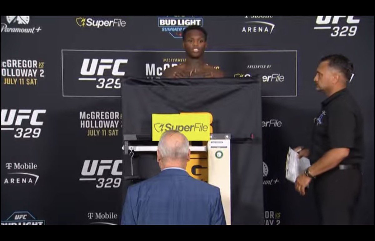 Dariconable's tweet photo. Yikes T Wrecks needed a box to weigh in he looked rough. Bad weight cut bet house on Bobby https://t.co/FnYn5NKyFx