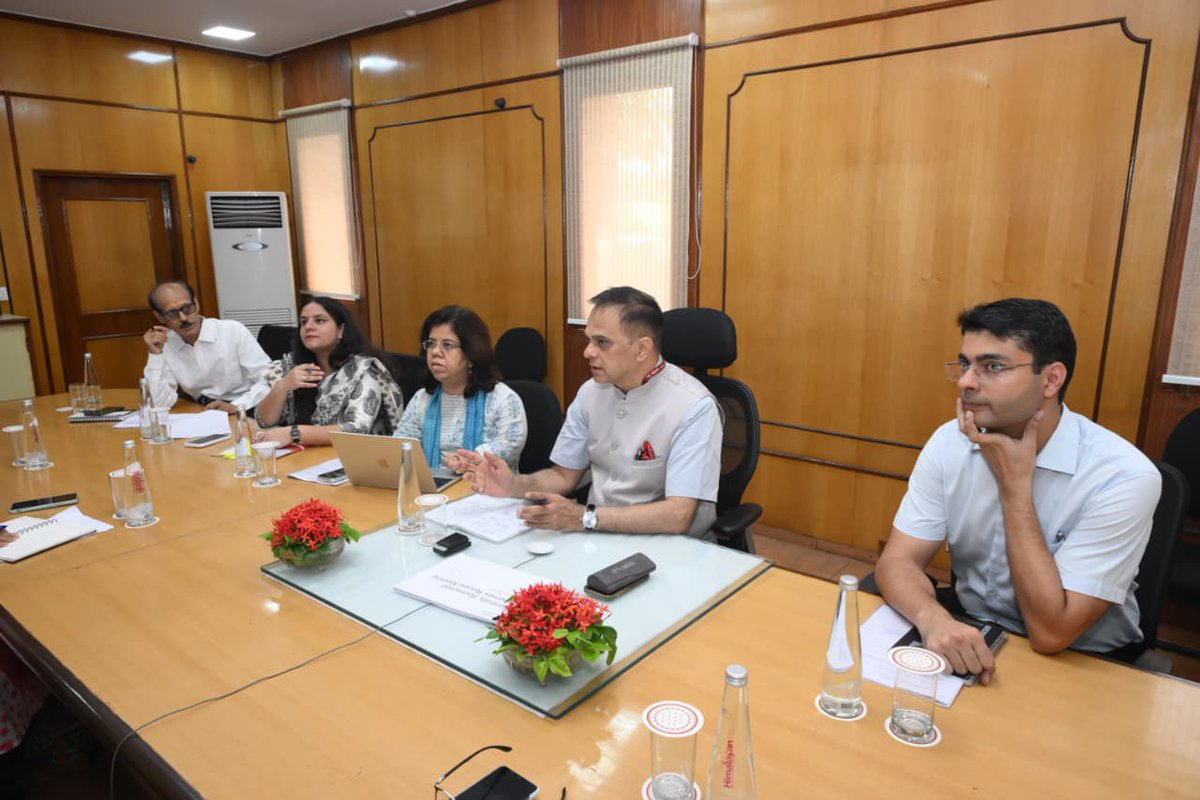 artizzzz's tweet photo. Chief Secretary Shri V. Srinivas today reviewed the progress of key clean energy initiatives in Rajasthan, including PM-KUSUM, PM Surya Ghar, Green Energy Corridor (GEC) schemes and the Utility-Led Aggregation (ULA) Model.

The review focused on expediting rooftop solar installations, strengthening consumer outreach, ensuring timely implementation of renewable energy projects and advancing the ULA Model in a mission-mode. 

#CleanEnergy #Rajasthan #PMSuryaGhar #PMKUSUM #RenewableEnergy