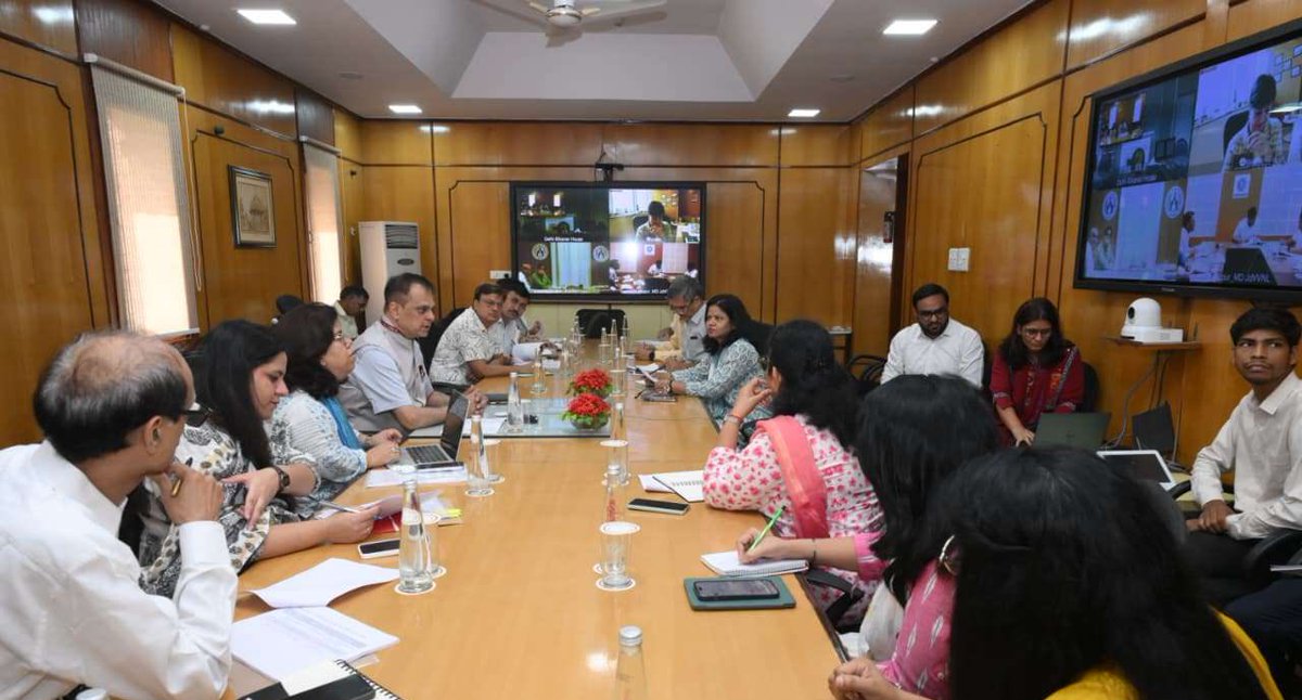 artizzzz's tweet photo. Chief Secretary Shri V. Srinivas today reviewed the progress of key clean energy initiatives in Rajasthan, including PM-KUSUM, PM Surya Ghar, Green Energy Corridor (GEC) schemes and the Utility-Led Aggregation (ULA) Model.

The review focused on expediting rooftop solar installations, strengthening consumer outreach, ensuring timely implementation of renewable energy projects and advancing the ULA Model in a mission-mode. 

#CleanEnergy #Rajasthan #PMSuryaGhar #PMKUSUM #RenewableEnergy