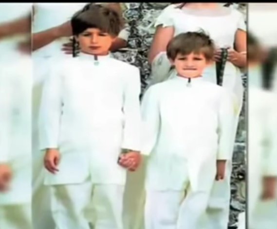 SunshinHRK's tweet photo. میں نے اپنے بچوں کے ساتھ وقت نہیں گزارا 
عمران خان

(اور پچیس کروڑ عوام کے بچوں کے مستقبل کے لۓ قید تنہائ کاٹ رہا ہے)

#خان_کی_قید_ملک_کا_نقصان https://t.co/iec9hDvM5b