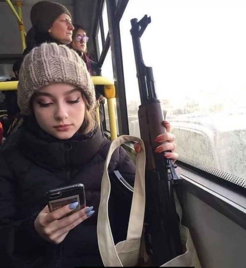Tolaymaruja's tweet photo. De @DonLuisEduardo 

Cuando den vía libre al porte de armas y tenga que coger el ruta fácil de Transmilenio en la 100. https://t.co/UEOs9bnNGP