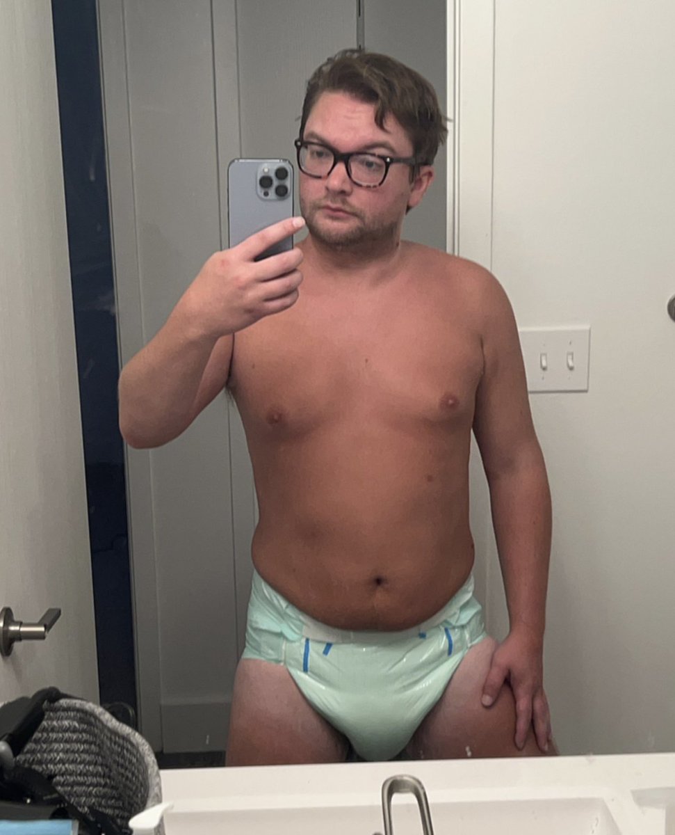 nashdiaperboy2's tweet photo. Totally not in a wet diaper lol #abdl #exposure https://t.co/Hr3CE6ZJLf