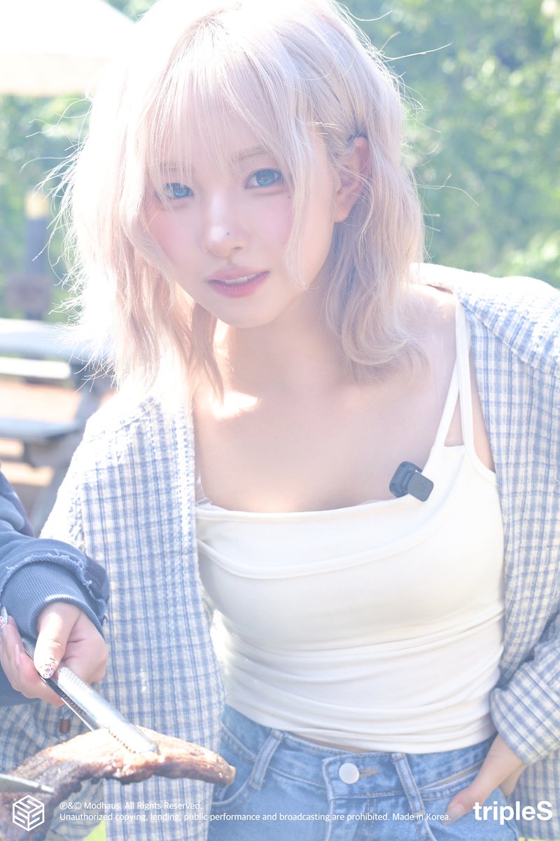 hedjiz's tweet photo. hayeon taken by kotone and chaewon https://t.co/EN50gX4Ujg