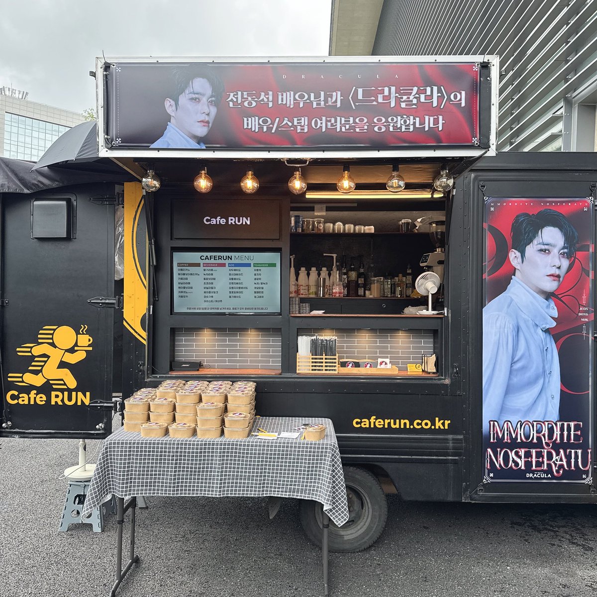 noctre1gn's tweet photo. 전동석 배우님 뮤지컬 <드라큘라> 총첫 커피차 서포트🦇

뮤지컬 <드라큘라> 공연에 참여하시는 모든 분들을 응원하기 위해 극장으로 샌드위치과 커피차를 보내드렸습니다. https://t.co/xPCL0ymaww