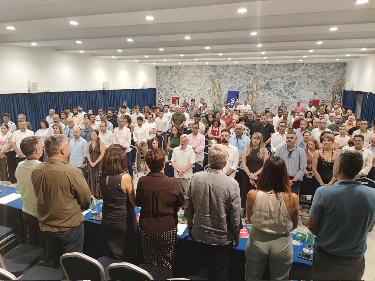 PSOEmalaga's tweet photo. ⚫️ Comenzamos nuestro comité provincial con un minuto de silencio en memoria de las personas fallecidas en el #IFLosGallardos, en Almería.

Nuestro pésame a sus familias y nuestro apoyo a las personas heridas.

Gracias a todos los efectivos que luchan contra el fuego. https://t.co/IYEsxO9zgX