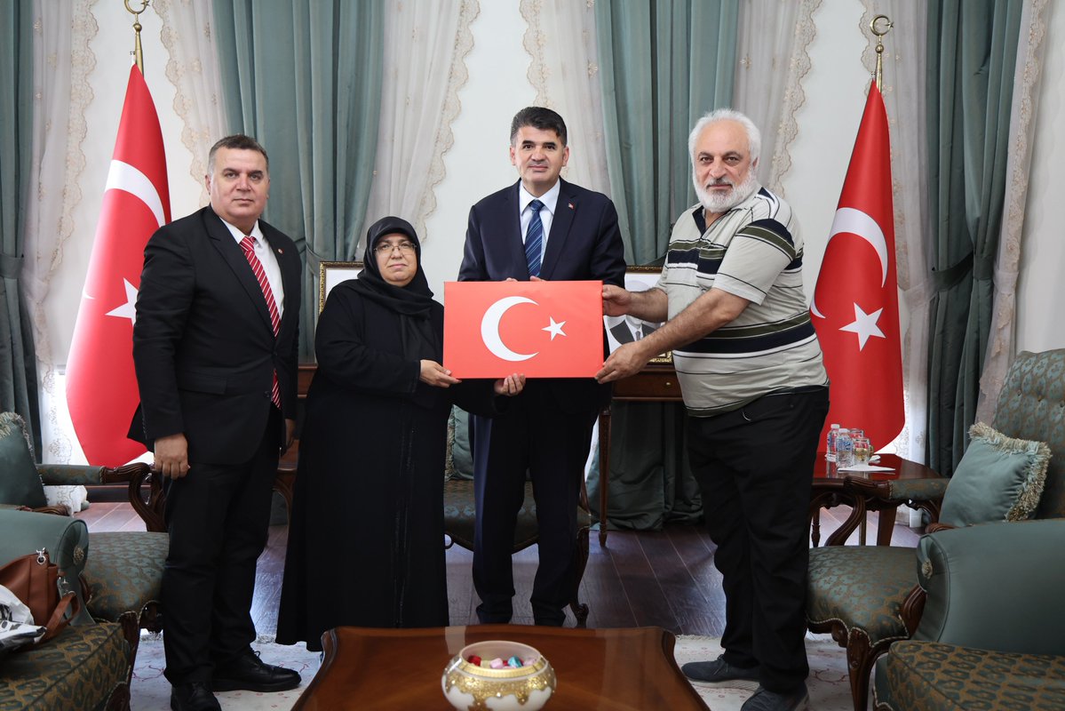 kilisvaliligi's tweet photo. Valimiz Ömer Kalaylı;                                                                                                                                                                                             🌹Gaziantepli Aziz Şehidimiz Müslüm Altıntaş'ın kıymetli ailesi Şevket Altıntaş'ı Valiliğimizde ağırladı.  
                                                                                                                                                                                                         Vatanı uğruna feda-i can eyleyen Aziz Şehitlerimizi ve Kahraman Gazilerimizi rahmet, minnet ve şükranla anıyoruz. 

Vatan size minnettar🇹🇷

@KalayliOmer 
#Kilis