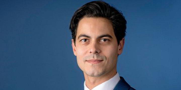 EduardBomhoff's tweet photo. Er komen  steeds meer cijfers over de grote schade van de klimaatmiljarden voor de economische groei. Daarom: stop met waterstof miljarden en pauseer wind op zee, maak zo ruimte en gebruik die ruimte om per direct alle bedrijfsinvesteringen in het jaar van aankoop 100% aftrekbaar te maken als kosten. Dat zou echt helpen.