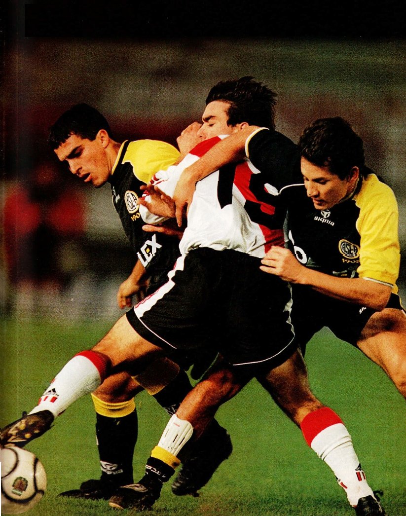 AdrianDalmasso's tweet photo. Curiosa imagen de Martín Cardetti en pleno combate con Claudio Morel Rodríguez y Aldo Paredes. Tan curiosa como la casaca del Casla esa tarde en el Monumental.
River 2x2 San Lorenzo (Berizzo, Zapata / Romeo, Santana) CLA 2000. https://t.co/jxqt0iX90Y