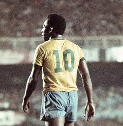 NJanfren's tweet photo. Johan Cruyff jogou na época do Pelé.

Franz Beckenbauer jogou na época do Pelé.

Eusébio, Puskas, Yashin, entre vários jogadores lendários, também.

Mas já perceberam que só o Pelé fica sendo desmerecido? "Só jogava com pedreiros", "época dos dinossauros", "queria ver hoje"...

E é muito bizarro como essas narrativas estão ganhando força nessa Copa do Mundo. 

Nunca aceitaram que um homem negro, brasileiro, da América Latina, que nunca atuou na Europa, fosse consolidado como REI DO FUTEBOL.

O revisionismo começou! Vão tentar reescrever a história, seja com a ajuda da FIFA ou dos europeus, mas o legado não pode ser apagado.

O REI é o Pelé.