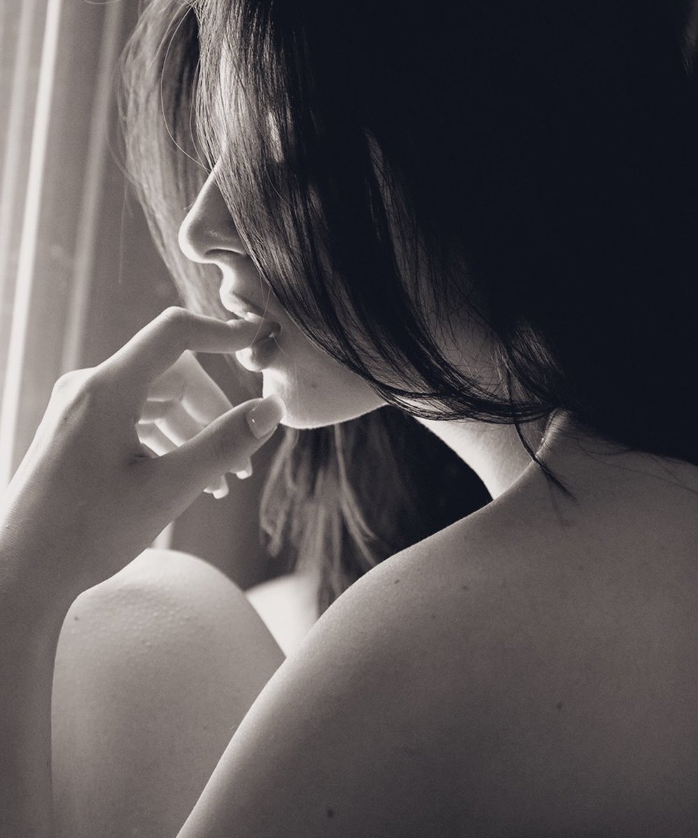 claudiarroyo08's tweet photo. "Usted es la cosa más hermosa que traigo prendida en el corazón, que me inquieta la mente, me roza la piel y, me despierta llena de pasión".ca💜 https://t.co/z3i4y9Wq5h