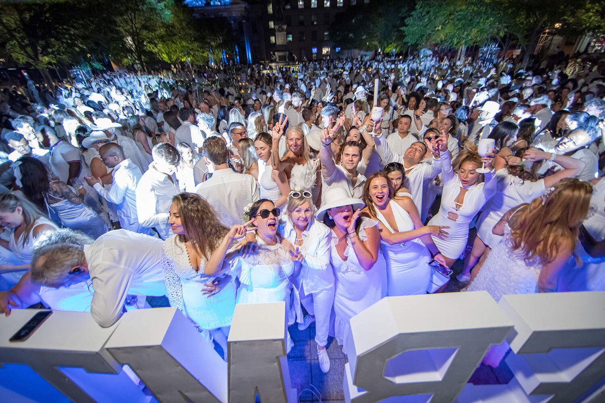LenaGhio's tweet photo. https://t.co/t6O1afNuz8 DE RETOUR 3 000 convives, un lieu secret, tout en blanc. Montréal vivra encore sa soirée la plus élégante le 28 août. #Montreal #Evenement #Été2026 #LieuSecret #ArtDeVivre #Gastronomie #dinerenblanc #debMTL2026 #dinerenblancMTL2026 https://t.co/RaUstGYRGw