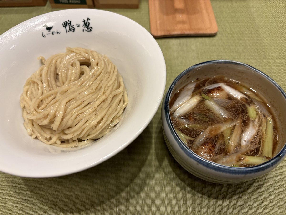 haoti_23's tweet photo. らーめん鴨to葱 浅草店に初訪問

御徒町と違い夜中の浅草はガラガラで狙い目です。

インバウンド仕様の店内装飾。回転寿司のような蛇口が各卓ありました。

つけ麺は初でしたが鴨肉ゴロゴロしてて美味いです。もう少し麺の量あれば文句なしですね

#らーめん鴨to葱 https://t.co/DmTwmCfU3k