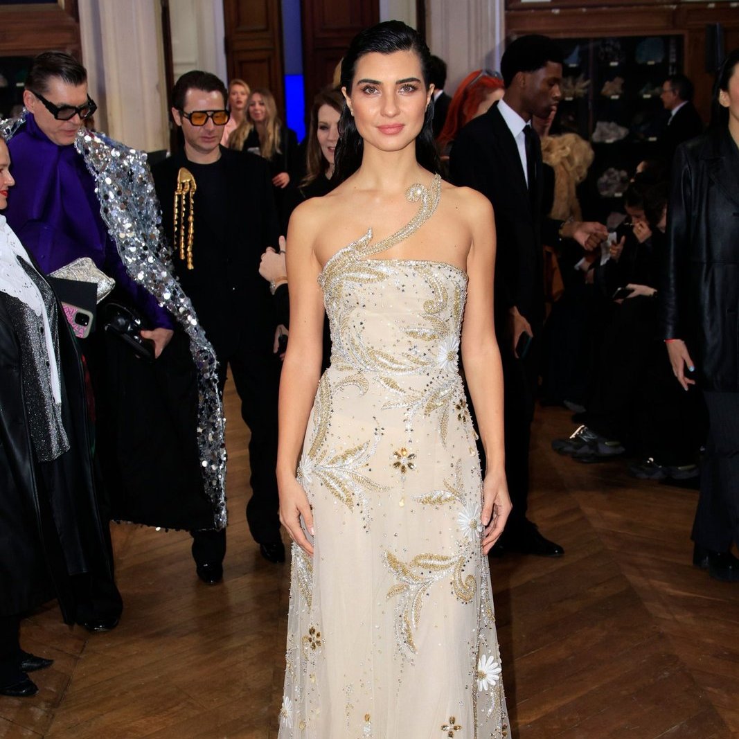 beehaber's tweet photo. Tuba Büyüküstün, kadınların gördüğü ayrımcı davranışlara tepki gösterdi:

🔹 “Bir erkeğin gelip şunları demesine özellikle çok takılıyorum.”

🔹"‘Senin canın sıkıldı galiba.’ demesi."

🔹 “‘Canın kavga istiyor galiba.’”

🔹 “‘Regl dönemindesin galiba.’”

🔹 “Üstelik bunu sadece erkekler yapmıyor.”

🔹 “İşin en kötü ve en acı tarafı, kadın kadına da yapıyor.”

🔹 “Burada erkek-kadın demeyeceğim.”

🔹 “Zamanında nasıl doğum yapacak kadının elini, kolunu, bacaklarını bağlayarak doğum yaptırdılarsa.”

🔹 “Sezaryen olmaması gereken yerde sezaryen yaptılarsa.”

🔹 “Kadını zevk almasın diye sünnet ettilerse.”

🔹 “Burada mesele kadın-erkek değil.”

🔹 “Ataerkil sistem kadına bunu yapıyor.”

🔹 “Çünkü bunu yapan erkeği de aslında bir kadın büyüttü.”

🔹 “Bizde çok ünlüdür: gelin-kaynana rekabeti.”

🔹 “İkisi de kadın.”

🔹 “Niye?”