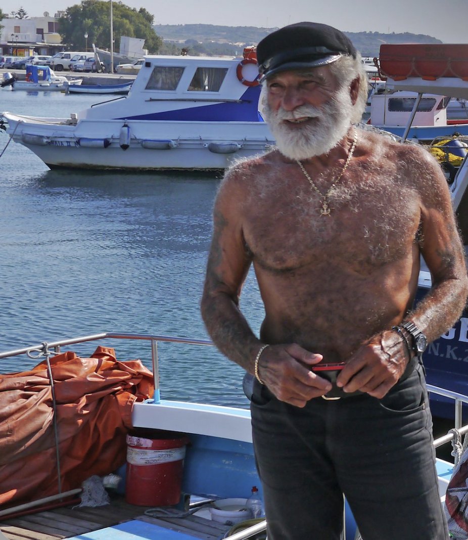 HomerPavlos's tweet photo. > Christopher Nolan chose a latino who said "only latinos should be playing latino", to play the role of the old man Greek islander Eumaeus.

> On the right: a random Greek islander.

Zero Greeks playing in "The oDEIssey". Nolan is an anti-Greek racist. https://t.co/uL9Dh5tYZy