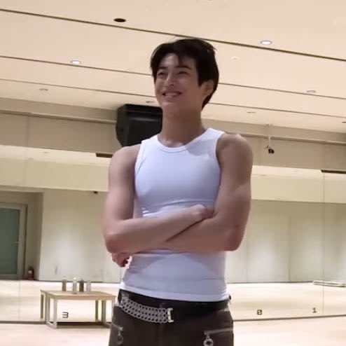 rhdrnsustod's tweet photo. 거노 진짜 얼굴은 선녀 몸은 나무꾼 https://t.co/wqYamvqA8a