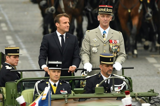Forhalinton's tweet photo. Macron impose l'inscription en ligne pour le défilé du 14 juillet. Il a tellement peur des Français qu'il transforme la fête nationale en événement sur invitation privée.

Le jour de l'unité du peuple devient une réunion réservée à ceux qui ne le huent pas. Il ne supporte plus les visages qui ne l'applaudissent pas.

Un président qui a peur de son peuple n'est plus un président. C'est un tyran qui se barricade. Et qui détruit tout ce qui fait la France.