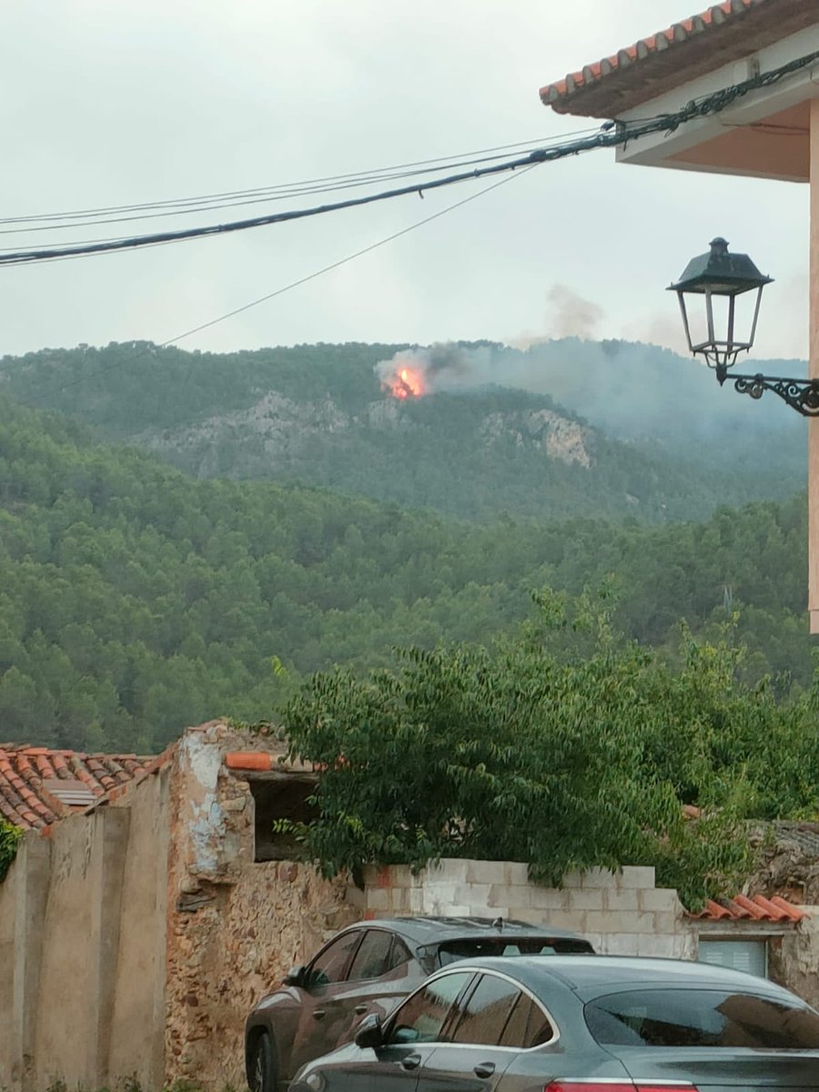 avamet's tweet photo. Un llamp ha causat un incendi forestal a Cirat (l'Alt Millars) i un altre llamp un segon foc entre Llucena (l'Alcalatén) i el Castillo de Villamalefa (l'Alt Millars).

Les condicions meteo. són especialment desfavorables a Llucena, vent de ponent amb ratxes de més de 50 km/h. https://t.co/IteV9roqZn
