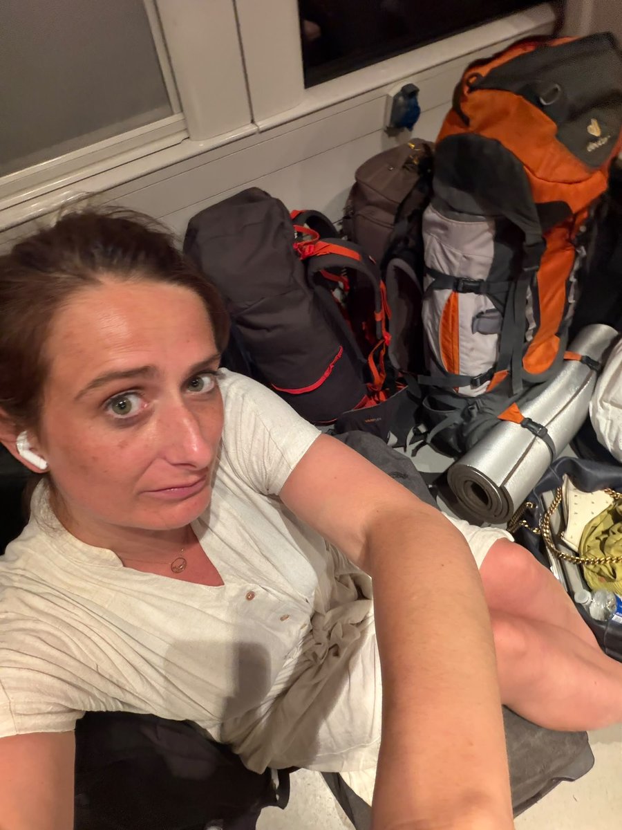 marinetondelier's tweet photo. Ma tête quand je dois voyager assise sur ma valise dans un TER bondé et surchauffé de Laurent Wauquiez. https://t.co/x8lxfz2jKf