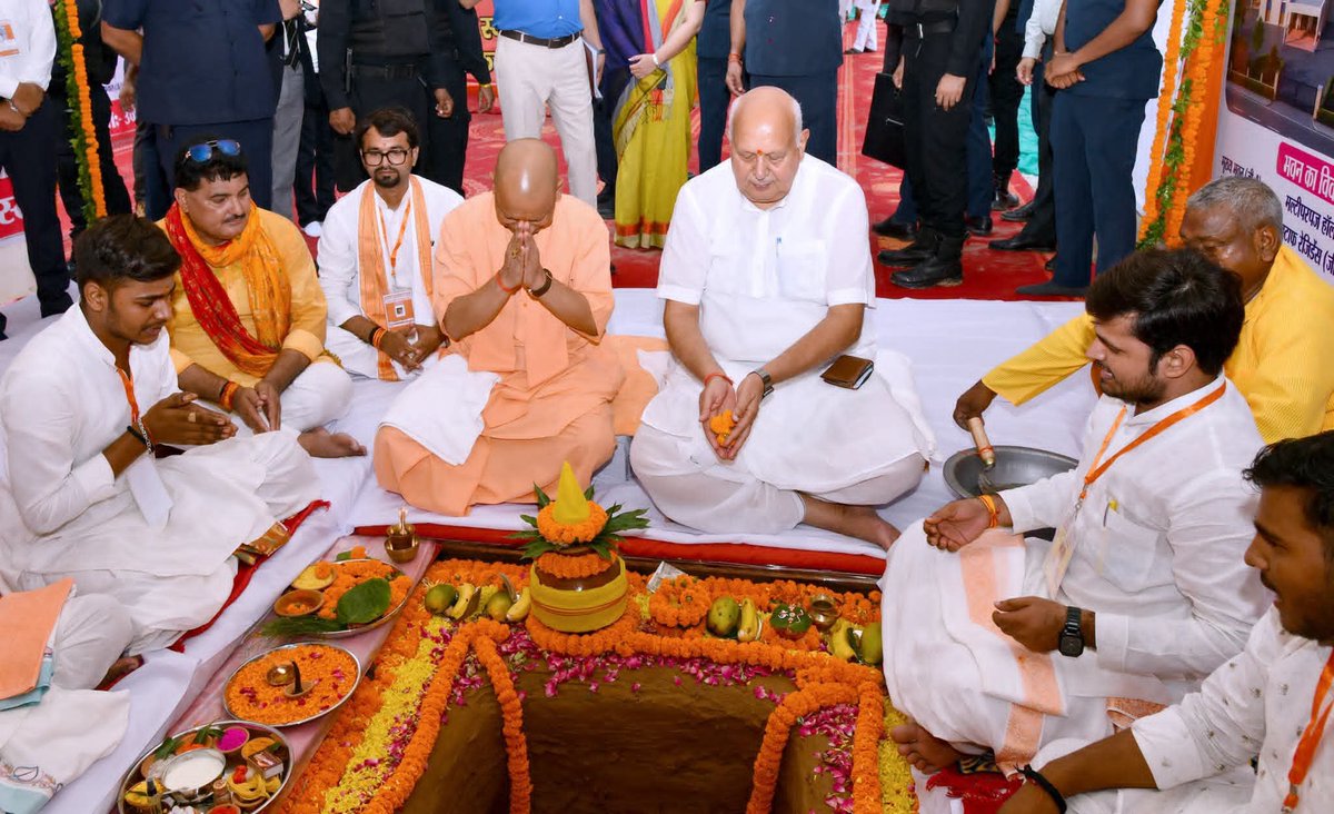 basicshiksha_up's tweet photo. मा. मुख्यमंत्री श्री @myogiadityanath ने जनपद बस्ती में ₹27 करोड़ की लागत से निर्मित होने वाले मुख्यमंत्री कम्पोजिट विद्यालय का शिलान्यास किया। यह आधुनिक एवं समग्र शैक्षिक परिसर क्षेत्र के विद्यार्थियों को गुणवत्तापूर्ण, समावेशी एवं आधुनिक शिक्षण वातावरण उपलब्ध कराने की दिशा में एक महत्वपूर्ण पहल है।

इस अवसर पर मा. मुख्यमंत्री जी ने बेसिक शिक्षा विभाग द्वारा लगाए गए प्रदर्शनी स्टॉल का अवलोकन किया, विद्यार्थियों से आत्मीय संवाद कर उनका उत्साहवर्धन किया तथा उन्हें चॉकलेट वितरित कर उज्ज्वल भविष्य के लिए शुभकामनाएं प्रदान की।

#SchoolChaloAbhiyanUP #SchoolEducation #SamagraShiksha #BasicEducationUP #BasicShikshaUP