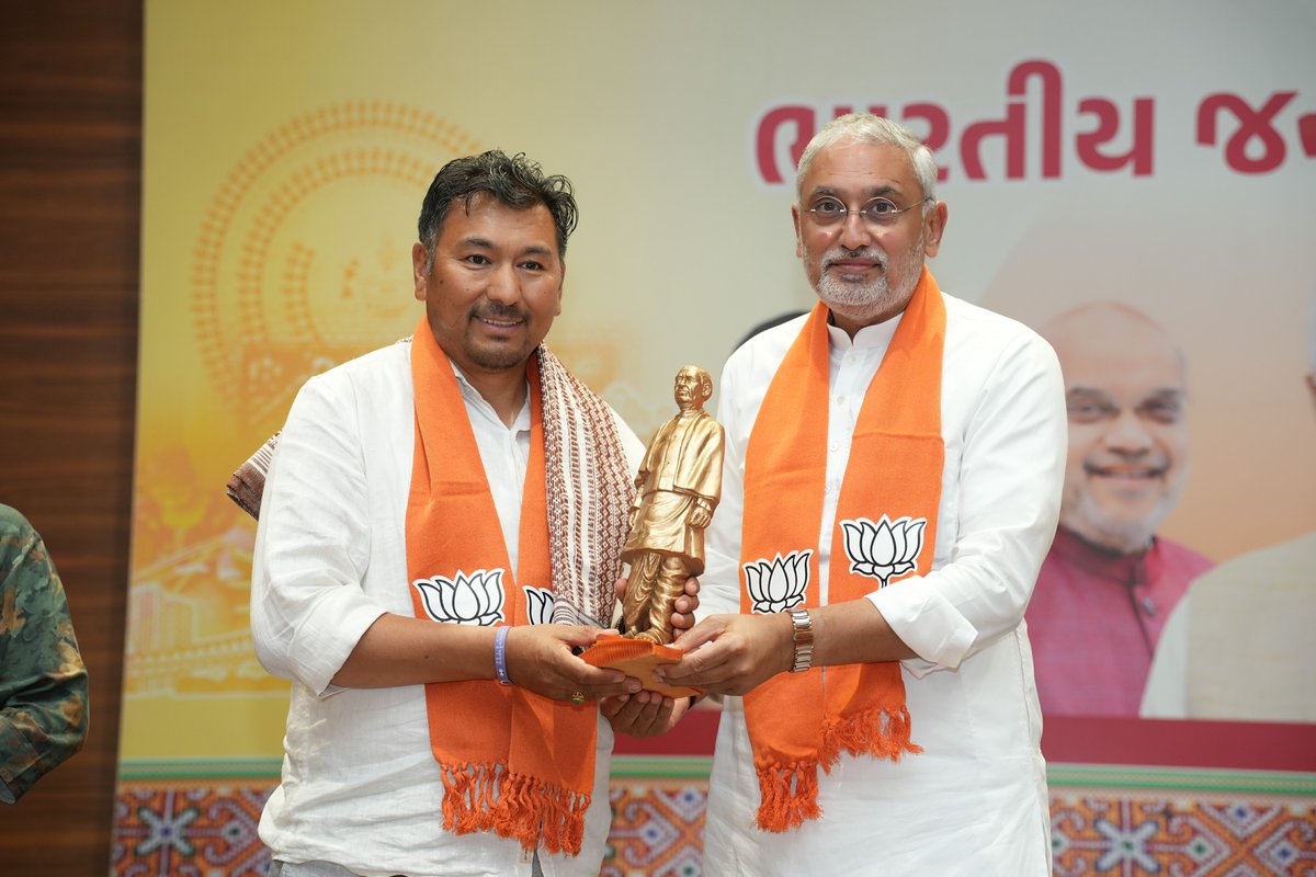 BJP4Gujarat's tweet photo. ભાજપ એક પરિવાર છે..!

ભારતીય જનતા પાર્ટી લદ્દાખના પ્રદેશ અધ્યક્ષ શ્રી @TashiKhachu જીએ આજે પ્રદેશ કાર્યાલય 'શ્રી કમલમ્'ની શુભેચ્છા મુલાકાત લીધી.

આ અવસરે પ્રદેશ અધ્યક્ષ શ્રી @iJagdishBJP એ તેમનું આત્મીય સ્વાગત સહ સન્માન કર્યું.

@BJP4Ladakh https://t.co/DJ1u2VtoIs