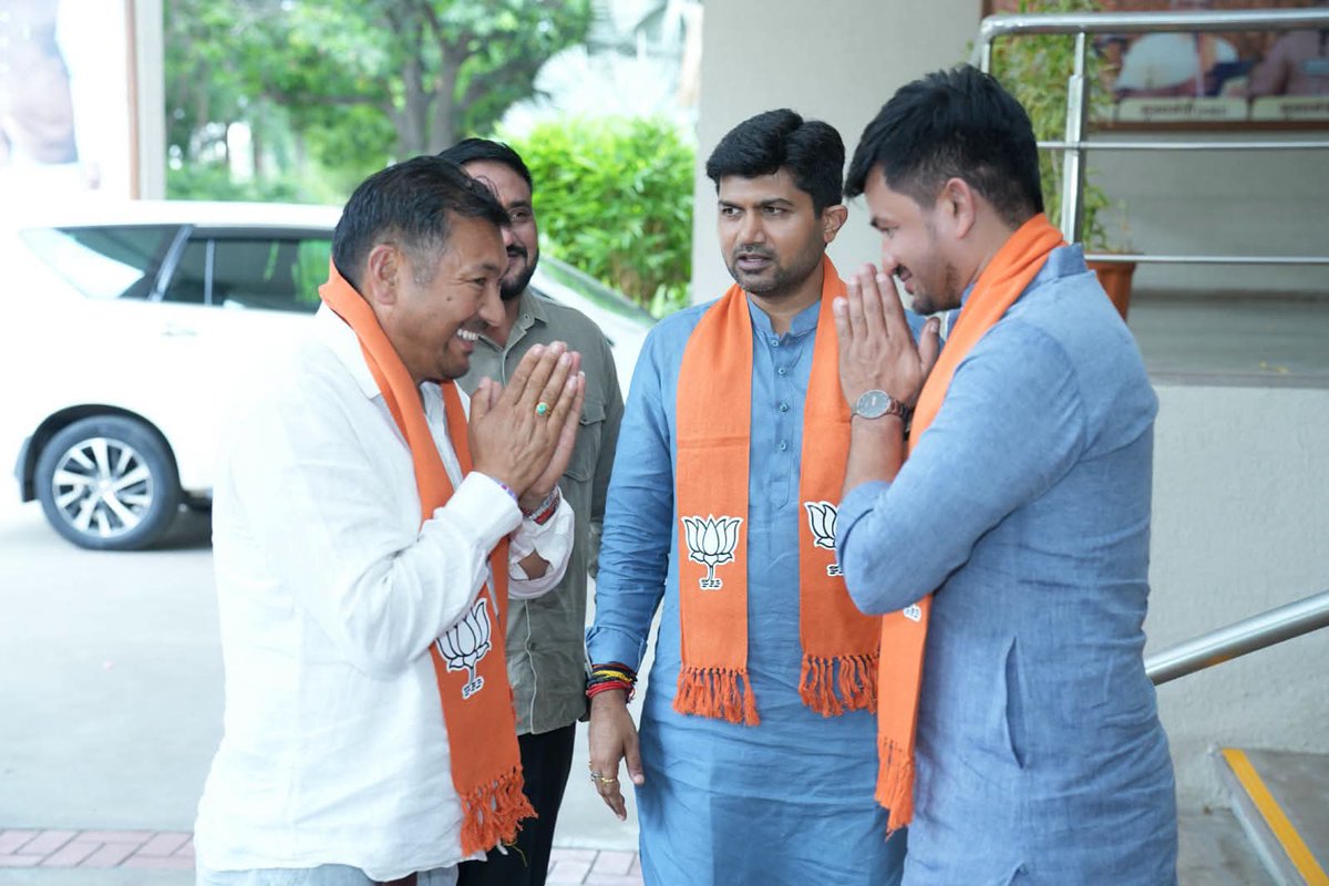 BJP4Gujarat's tweet photo. ભાજપ એક પરિવાર છે..!

ભારતીય જનતા પાર્ટી લદ્દાખના પ્રદેશ અધ્યક્ષ શ્રી @TashiKhachu જીએ આજે પ્રદેશ કાર્યાલય 'શ્રી કમલમ્'ની શુભેચ્છા મુલાકાત લીધી.

આ અવસરે પ્રદેશ અધ્યક્ષ શ્રી @iJagdishBJP એ તેમનું આત્મીય સ્વાગત સહ સન્માન કર્યું.

@BJP4Ladakh https://t.co/DJ1u2VtoIs
