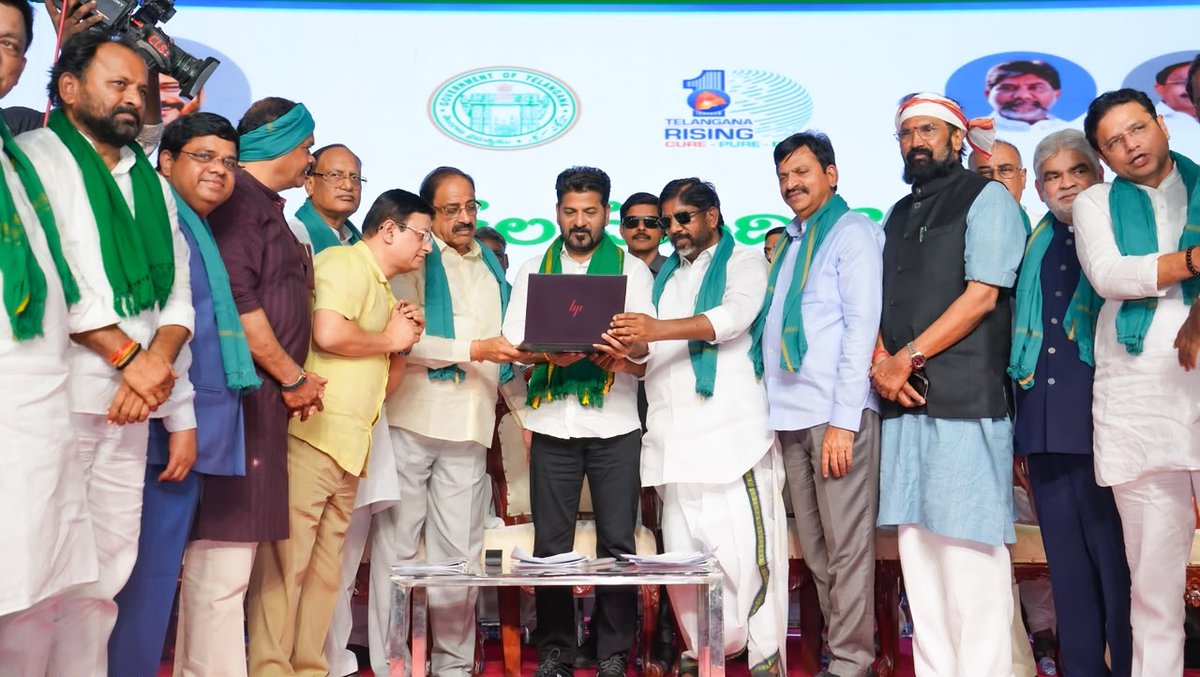 revanth_anumula's tweet photo. ఉమ్మడి ఖమ్మం జిల్లాలో “రైతు ఆశీర్వాద సభ”లో పాల్గొన్నాను. రాష్ట్ర వ్యాప్తంగా రైతు భరోసా నిధులు ప్రతి రైతన్న ఖాతాలో జమ చేసి కర్షక లోకం పట్ల మా చిత్తశుద్ధిని చాటుకున్నాం. 

కొందరు దొంగ సర్వేలు చేయించుకుని, అది చూసి సంబరపడుతున్నారు. ఈ రోజు నేను చెబుతున్నా… వచ్చే ఎన్నికలు 2029 లో జరుగుతాయి… ఆ ఎన్నికల్లో మేం 117 శాసన సభ స్థానాలు గెలిచి, ప్రజా ప్రభుత్వం. 2.O ను ఏర్పాటు చేస్తాం. 

రాజకీయంగా పాలమూరు నాకు ప్రాణమైతే… ఖమ్మం నా గుండెకాయ.

కేసీఆర్ కుటుంబంలో ఒకరిపై ఒకరికి నమ్మకం లేదు. బీజేపీ లోకి  వెళ్లనని హరీష్ రావు కేసీఆర్ పై ఒట్టేసి చెప్పగలడా బీఆర్ఎస్ ను బీజేపీ లో విలీనం చేస్తారని కేటీఆర్ సొంత చెల్లెలే చెబుతోంది. ఆంధ్రా కాంట్రాక్టర్లు బీఆర్ఎస్ కు రూ. 1400 
కోట్లు ఇచ్చారని కేటీఆర్ సొంత చెల్లే చెప్పింది.

ప్రజా ప్రభుత్వం వచ్చాకనే ప్రతి పేదవాడికి రేషన్ కార్డు, సన్న బియ్యం, 200 యూనిట్ల ఉచిత విద్యుత్, ఇందిరమ్మ ఇండ్లు ఇచ్చాం . రైతు భరోసా రూ.12 వేలకు పెంచాం, రైతు రుణమాఫీ చేసి రుణవిముక్తులను చేశాం.

రాహుల్ గాంధీని ప్రధాన మంత్రిని 
చేసుకుందాం. ఔర్ ఏక్ బార్… కాంగ్రెస్ సర్కార్.

#RythuBharosa
#PrajaPalana
#Khammam
#TelanganaRising
