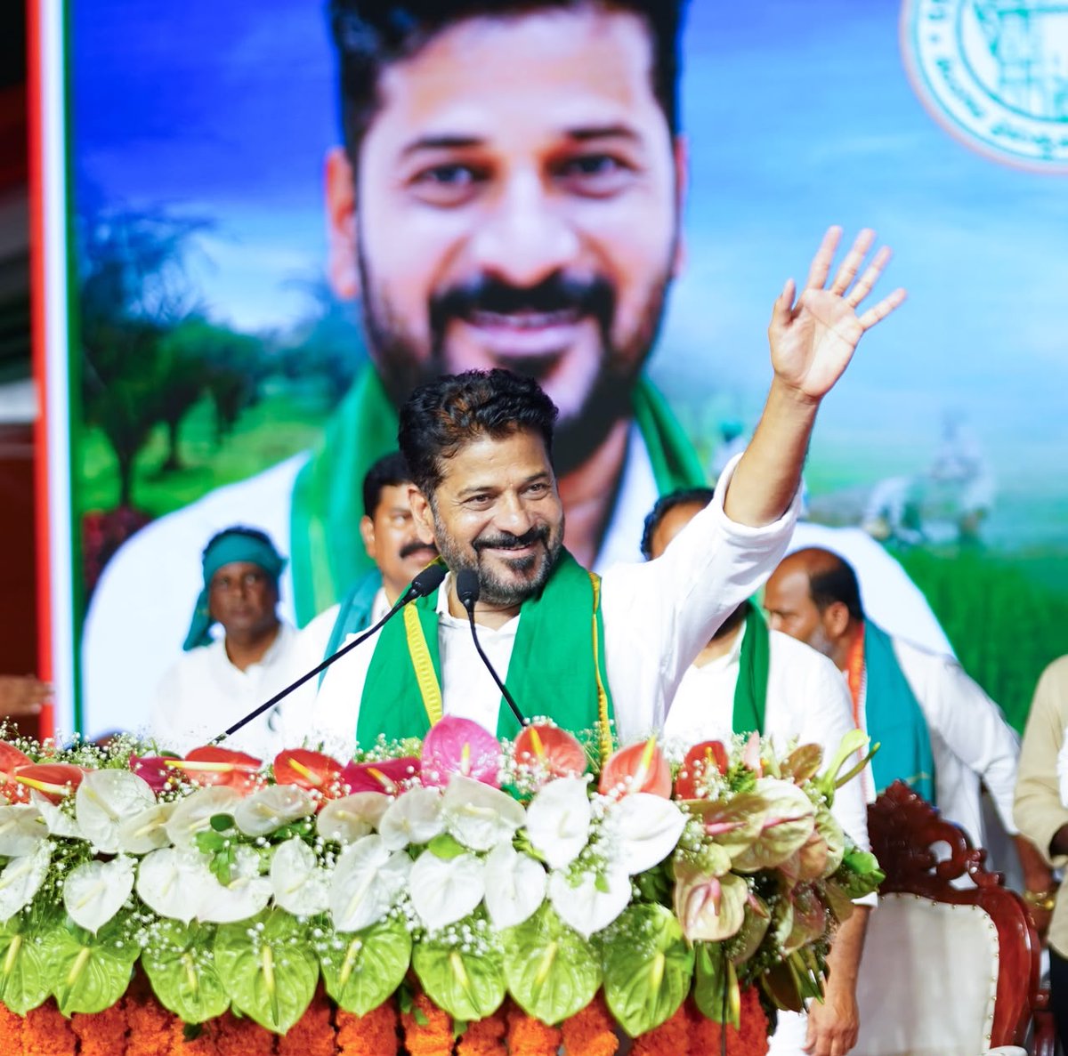 revanth_anumula's tweet photo. ఉమ్మడి ఖమ్మం జిల్లాలో “రైతు ఆశీర్వాద సభ”లో పాల్గొన్నాను. రాష్ట్ర వ్యాప్తంగా రైతు భరోసా నిధులు ప్రతి రైతన్న ఖాతాలో జమ చేసి కర్షక లోకం పట్ల మా చిత్తశుద్ధిని చాటుకున్నాం. 

కొందరు దొంగ సర్వేలు చేయించుకుని, అది చూసి సంబరపడుతున్నారు. ఈ రోజు నేను చెబుతున్నా… వచ్చే ఎన్నికలు 2029 లో జరుగుతాయి… ఆ ఎన్నికల్లో మేం 117 శాసన సభ స్థానాలు గెలిచి, ప్రజా ప్రభుత్వం. 2.O ను ఏర్పాటు చేస్తాం. 

రాజకీయంగా పాలమూరు నాకు ప్రాణమైతే… ఖమ్మం నా గుండెకాయ.

కేసీఆర్ కుటుంబంలో ఒకరిపై ఒకరికి నమ్మకం లేదు. బీజేపీ లోకి  వెళ్లనని హరీష్ రావు కేసీఆర్ పై ఒట్టేసి చెప్పగలడా బీఆర్ఎస్ ను బీజేపీ లో విలీనం చేస్తారని కేటీఆర్ సొంత చెల్లెలే చెబుతోంది. ఆంధ్రా కాంట్రాక్టర్లు బీఆర్ఎస్ కు రూ. 1400 
కోట్లు ఇచ్చారని కేటీఆర్ సొంత చెల్లే చెప్పింది.

ప్రజా ప్రభుత్వం వచ్చాకనే ప్రతి పేదవాడికి రేషన్ కార్డు, సన్న బియ్యం, 200 యూనిట్ల ఉచిత విద్యుత్, ఇందిరమ్మ ఇండ్లు ఇచ్చాం . రైతు భరోసా రూ.12 వేలకు పెంచాం, రైతు రుణమాఫీ చేసి రుణవిముక్తులను చేశాం.

రాహుల్ గాంధీని ప్రధాన మంత్రిని 
చేసుకుందాం. ఔర్ ఏక్ బార్… కాంగ్రెస్ సర్కార్.

#RythuBharosa
#PrajaPalana
#Khammam
#TelanganaRising