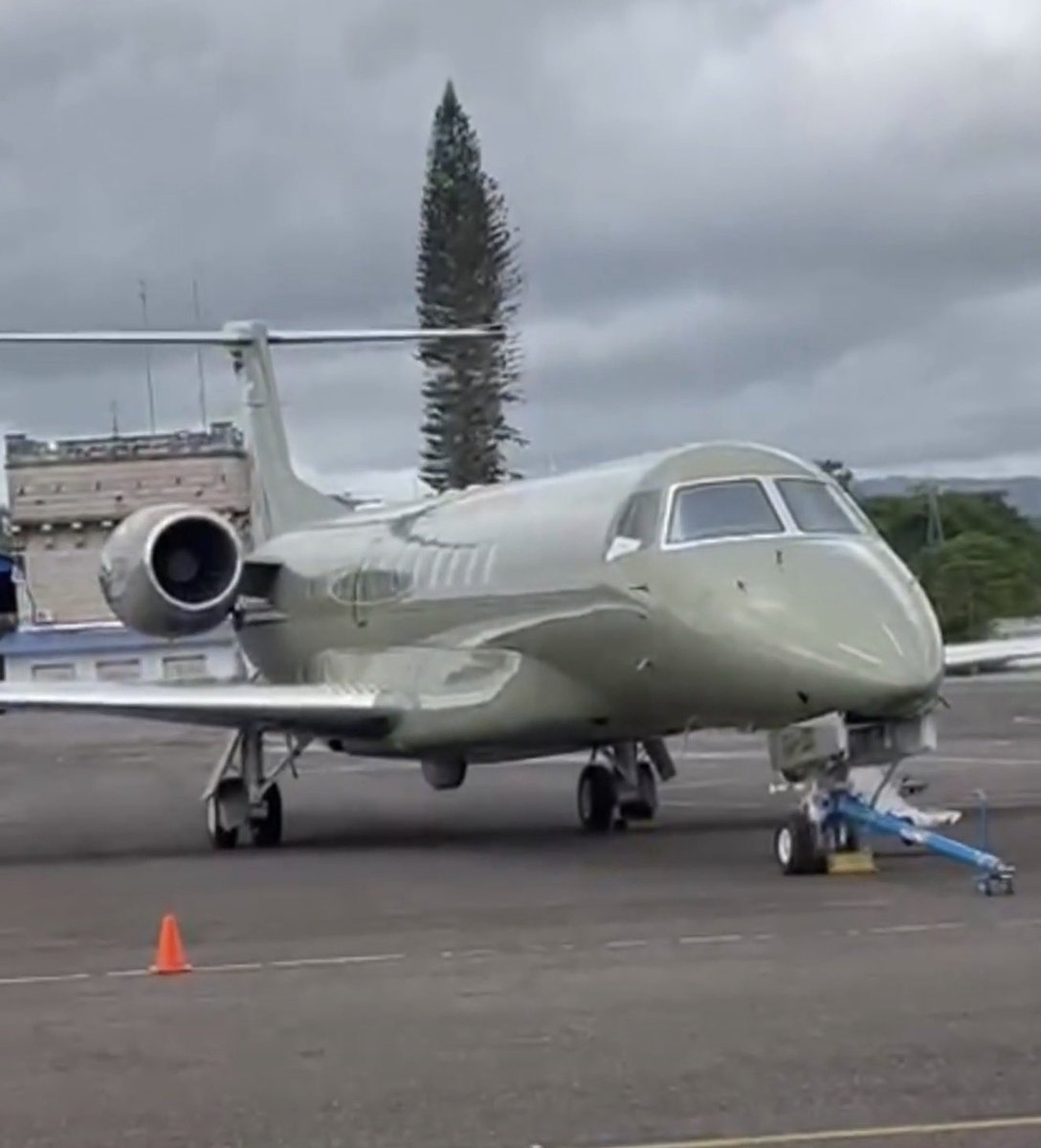 manton15's tweet photo. Buen día! 🇭🇳
La subasta del avión presidencial avanza hacia su etapa decisiva. Fue una decisión anunciada por @hnpresidencia desde su toma de posesión y hoy se está cumpliendo.

Los recursos públicos deben estar donde verdaderamente hacen falta: en las escuelas, los hospitales, la seguridad y las oportunidades para nuestra gente.

Las prioridades de un gobierno dicen mucho más que cualquier discurso. Goodbye. ✈️👋