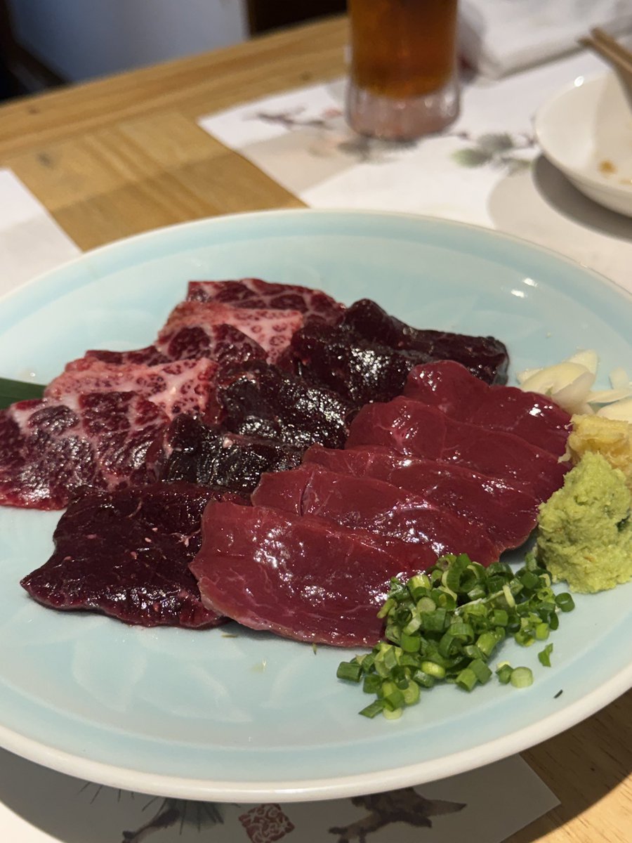 hanohanon's tweet photo. こんばんは
ダーリンとお友だちと4人で飲み会🍻　新鮮なクジラ料理がめっちゃおいしかった😋  車の話や旅の話 名物料理や温泉、ほんと彼らは旅情報の宝庫だねー。またやりましょうね(^^ /" https://t.co/oIAggg7ukY