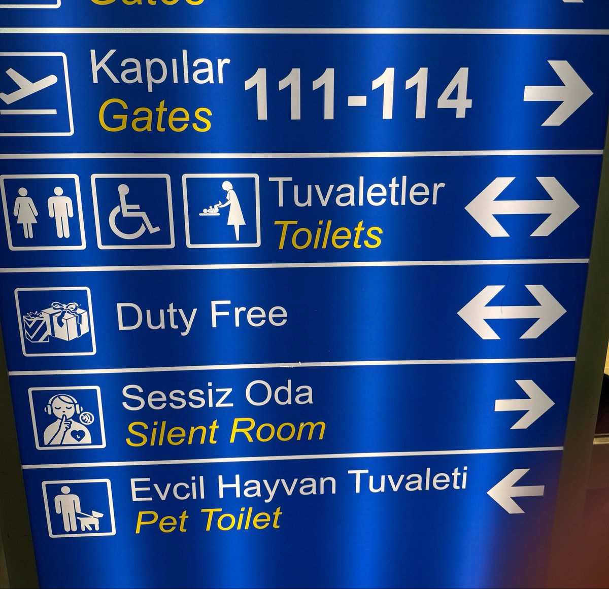abdullahyuyucu's tweet photo. İzmir Havalimanı’ndayım. Mescit arıyoruz; fakat tabelalarda evcil hayvan tuvaletini gösteren yönlendirmeler var, mescidi tarif eden yönlendirme yok. İnsan kendi değerlerine bu kadar yabancı olabilir mi? https://t.co/Irf2YOsL5z