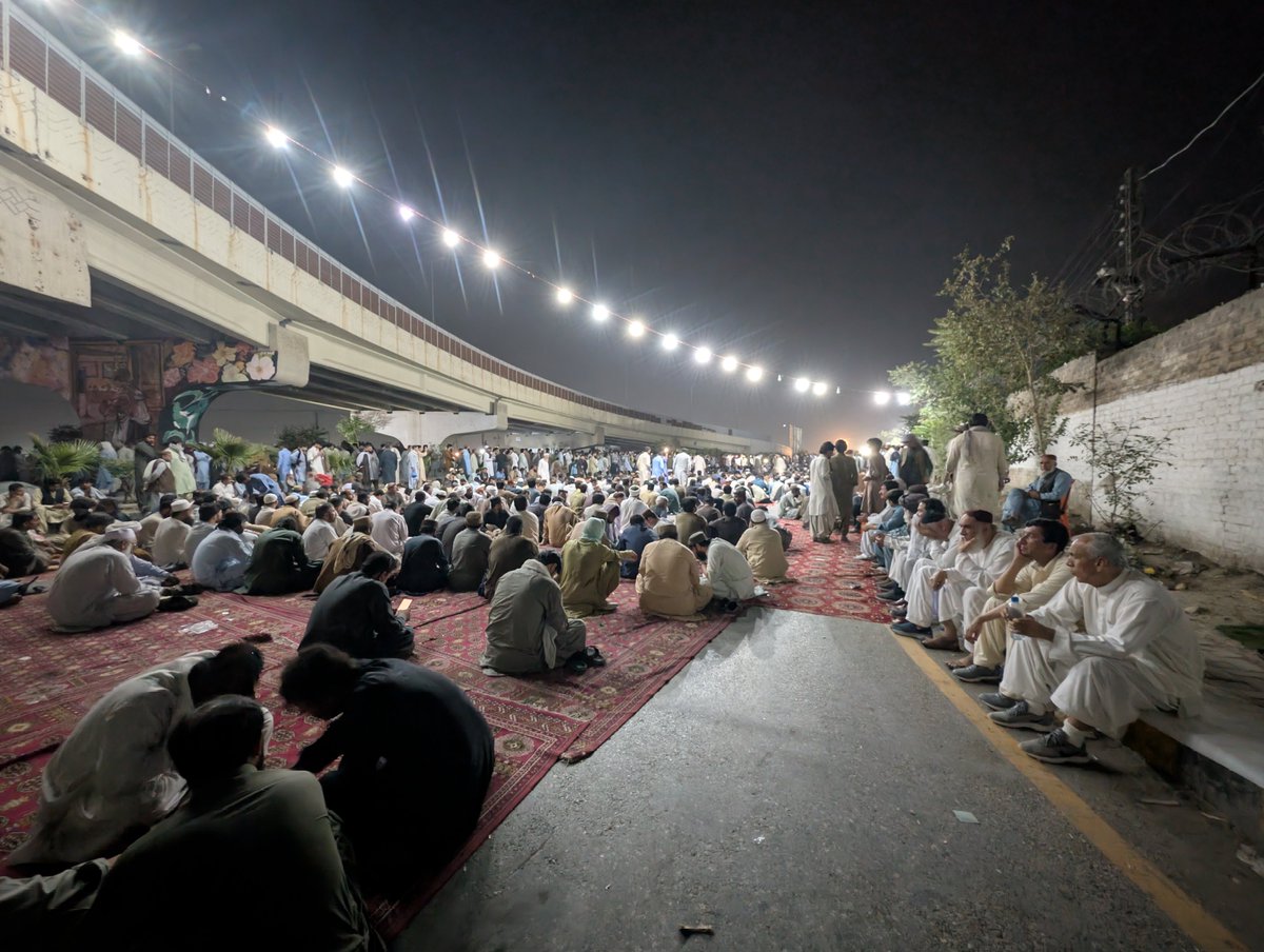 Mirwaiskk's tweet photo. Sit-ins continue in both Ziarat and Quetta, where families are demanding justice for the victims of the Ziarat attack.
May we never become so accustomed to scenes like these that they no longer break our hearts.
#JusticeForZiaratMartyrs #StopBalochandPashtunGenocide https://t.co/dzcGny8fGV