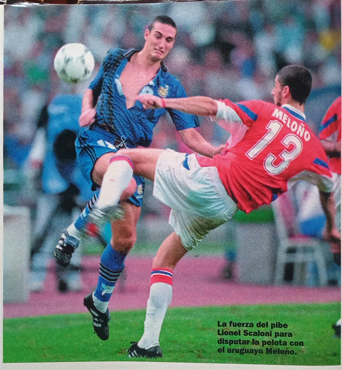 floodatmoret's tweet photo. Scaloni dejando la piel vs. Meloño.
Argentina le ganaba 2-1 a Uruguay en Malasia '97. https://t.co/zJLTqftFPz