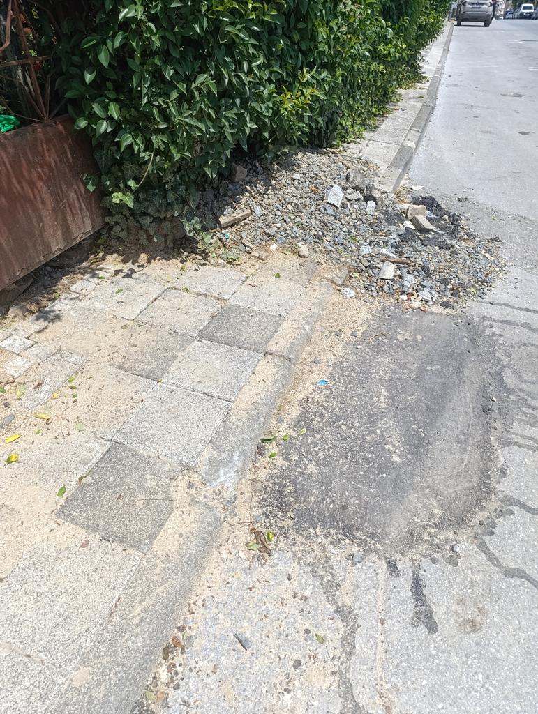 ElifAver's tweet photo. @umraniyebeltr Önce kaldırımı yapmamıştınız, onu yaptınız ama ordan çıkan yığın hâlâ orda duruyor. Bunun alımını yapabilir misiniz? https://t.co/4CvInu0ZZO