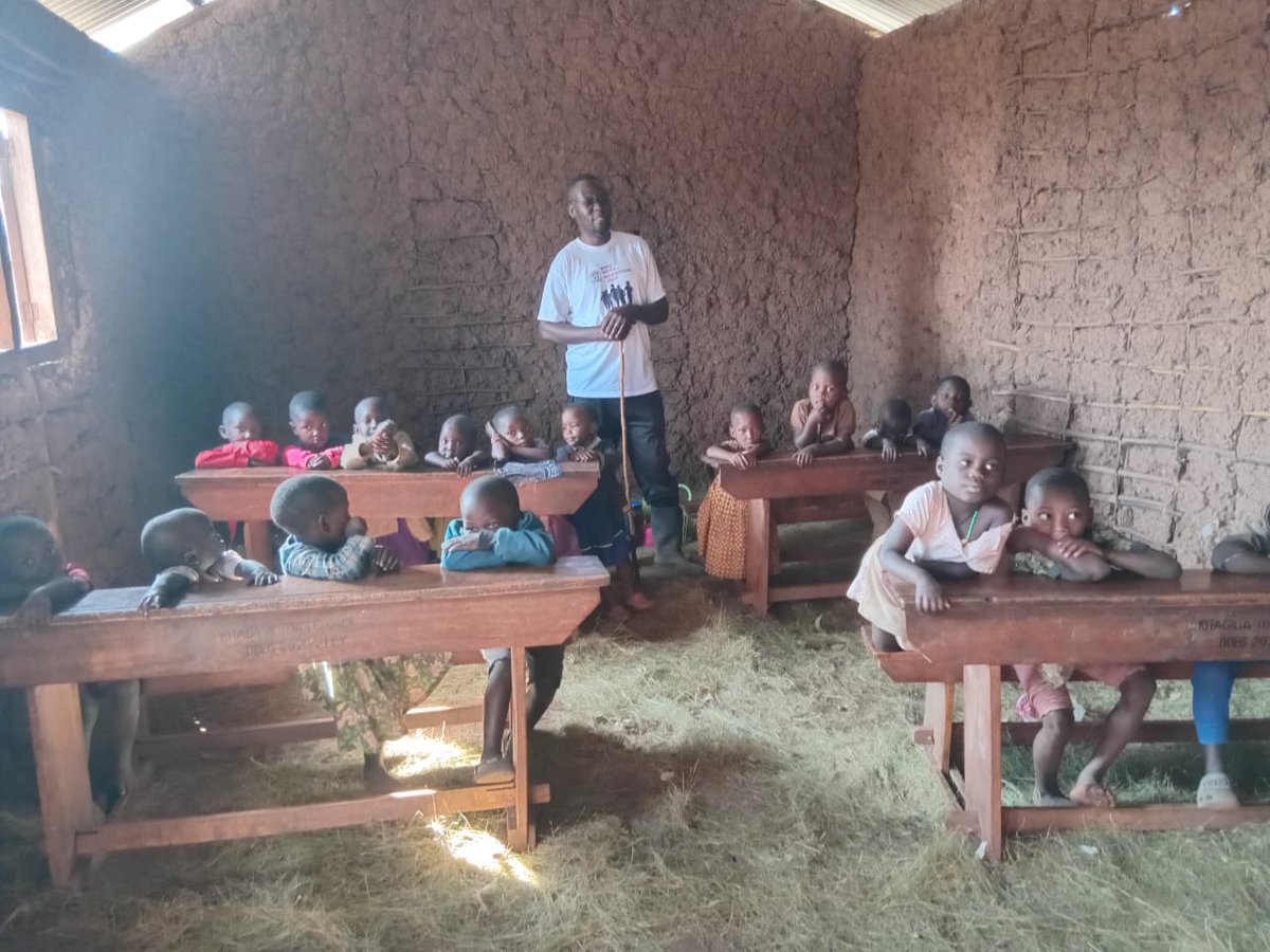 jbyarabaha's tweet photo. A pre-school class at Bihanda village,Kitagata TC, Sheema District (located at 1,500m ASL) is in a sorry state. One teacher, 18 pupils, no uniform, no toilet...I am asking whoever can,to help @Educ_SportsUg @Airtel_Ug @mtnug #ATC see more photos on t/l https://t.co/ByPLhT1B1o