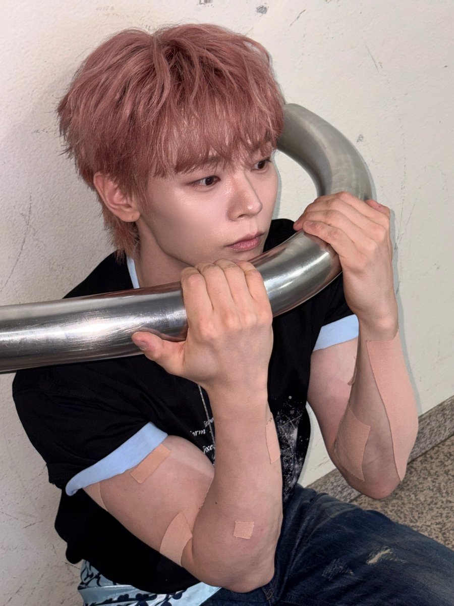 yechanism__'s tweet photo. 예차니 너 아이돌이지 .ᐟ
공중파여서 타투 가린거 왜 멋있냐 🥺 https://t.co/Fx3EPjaETg