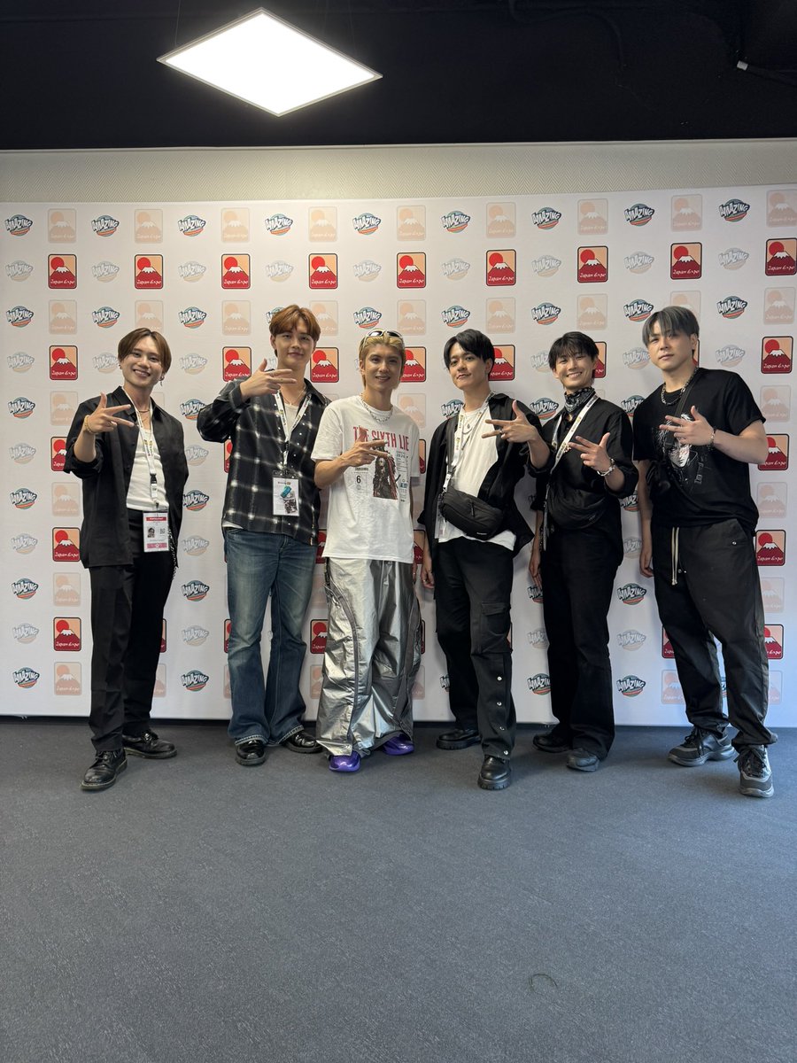 epithymia_ofcl's tweet photo. UKさん、Umi Kunさん、THE SIXTH LIEさん、有難う御座いました!! とても素敵な出会いに感謝です✨またご一緒出来るよう頑張ります!

@UK_official_jp @Umi_babe @TheSixthLie 
#epithymia #japanexpoparis https://t.co/MzXGroi2mr