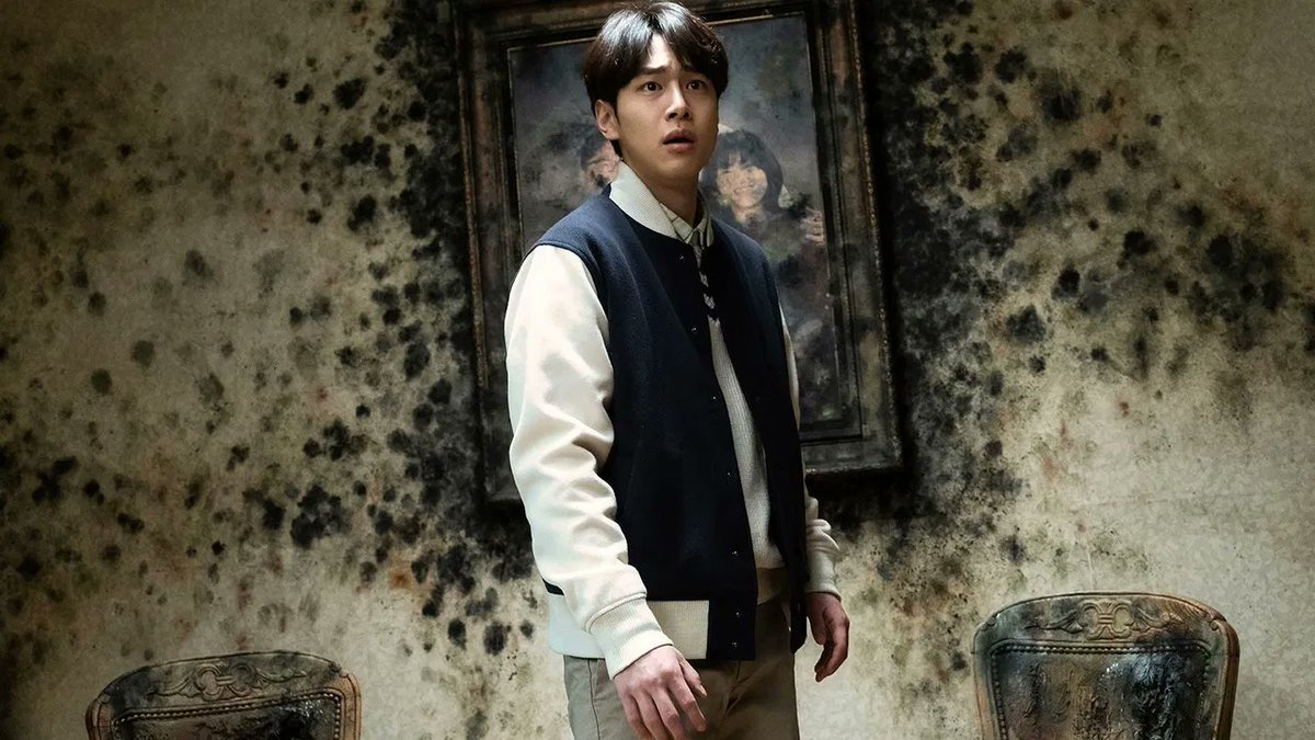 foreignhorrorhq's tweet photo. Did you know the production design on Ghost Mansion deliberately used a run-down, aging apartment block to reflect the decaying quality of the horror stories being told within it. The building itself is essentially a character, and the deteriorating architecture was chosen to mirror the psychological unraveling of the main character