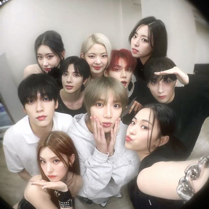 2batudoro's tweet photo. [txtzy two tweets au]

: kondisi grup chat txt dan itzy saat ini
#txtzy #yeonji #catherizm #2yj https://t.co/AKIxKHN9bz