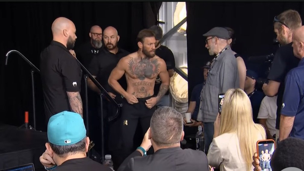 UFCRosterWatch's tweet photo. I cay say one thing. CONOR LOOKS IN SHAPE. https://t.co/mcsX6Ozvda
