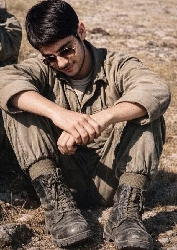 Mahdi252M16's tweet photo. آیا می‌دانید این رهبر قهرمان کیست؟🌷 https://t.co/ZocDFJxH0f