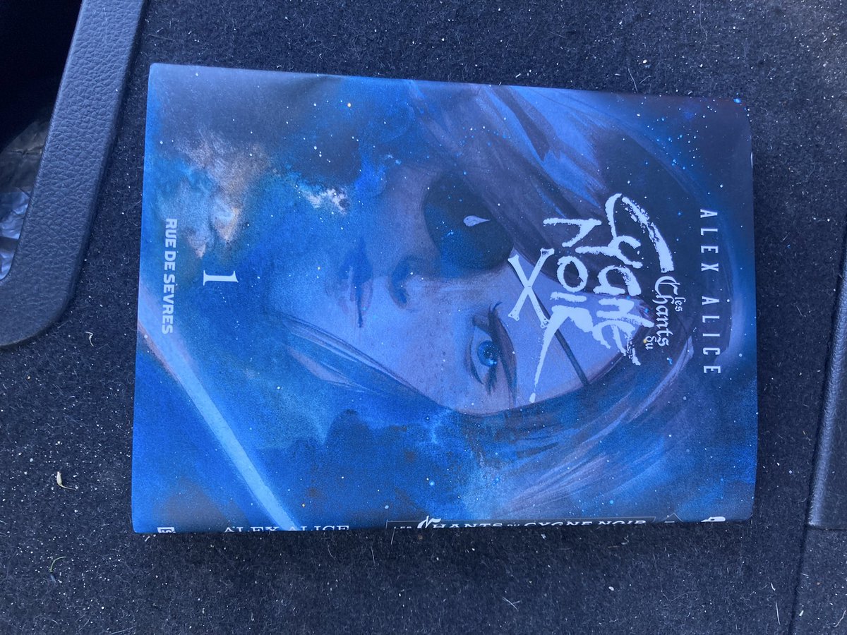 Tom28852517's tweet photo. @AlertesManga 
Salut de retour de la japan, j’ai trouvé des trucs que je n’ai pas vu passer sur les reseaux.
Le cygne noir jaquette sur le stand de rue de sèvre
Hima-ten jaquette sur le stand panini
Fucking petit chaperon rouge jaquette sur le stand de l’auteur https://t.co/v5tPkbENLp