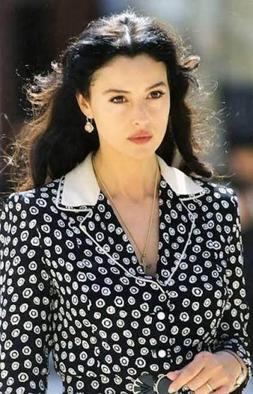 yirmiucderece's tweet photo. Güzelliğin tescilli mirası! 

Dünyaca ünlü oyuncu Monica Bellucci'nin kızı Deva Cassel, annesinden devraldığı büyüleyici Akdeniz cazibesi ve göz kamaştıran güzelliğiyle moda dünyasını kendine hayran bırakıyor. https://t.co/sXDcMo3q3S