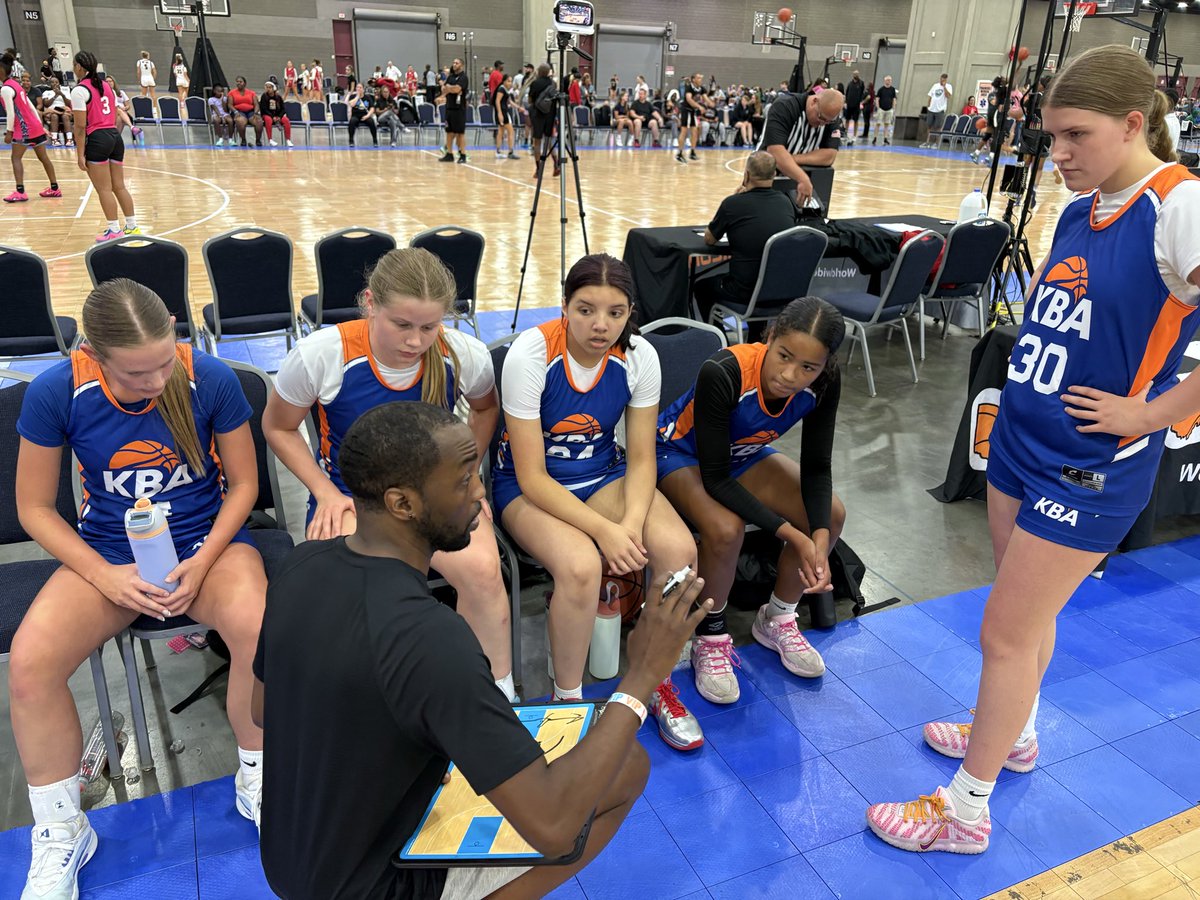 KBABB23's tweet photo. Coach TC giving instruction during Class of 2028 game in @TFNsRun4Roses https://t.co/m6E0ta9R0C